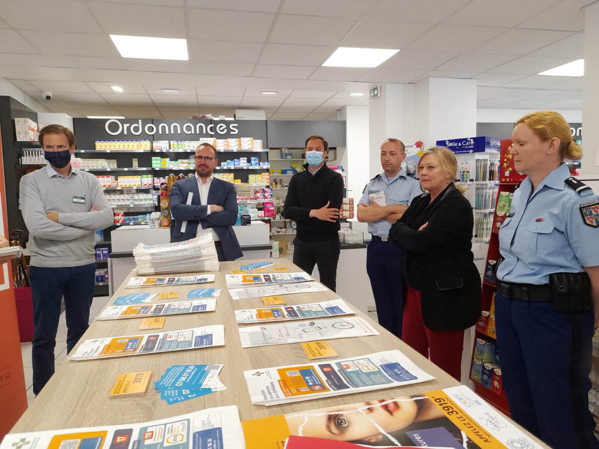 Prefet60's tweet photo. 100 000 sachets pharmacie ont été spécialement créés afin de prévenir les violences intra-familiales et seront distribués dans 219 pharmacies de l’Oise.

Cette campagne portée par le CIDFF de l’Oise a été lancée aujourd’hui à Bresles en présence de @Prefet60 et @URPSpharma_HDF. https://t.co/FgWOrzMk3Z