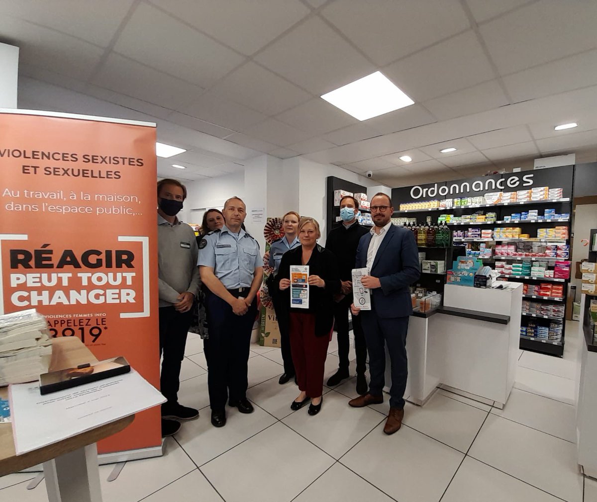 Prefet60's tweet photo. 100 000 sachets pharmacie ont été spécialement créés afin de prévenir les violences intra-familiales et seront distribués dans 219 pharmacies de l’Oise.

Cette campagne portée par le CIDFF de l’Oise a été lancée aujourd’hui à Bresles en présence de @Prefet60 et @URPSpharma_HDF. https://t.co/FgWOrzMk3Z