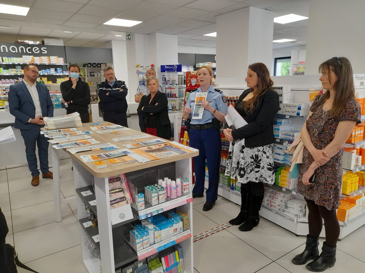 Prefet60's tweet photo. 100 000 sachets pharmacie ont été spécialement créés afin de prévenir les violences intra-familiales et seront distribués dans 219 pharmacies de l’Oise.

Cette campagne portée par le CIDFF de l’Oise a été lancée aujourd’hui à Bresles en présence de @Prefet60 et @URPSpharma_HDF. https://t.co/FgWOrzMk3Z