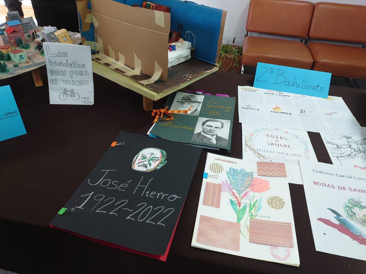 carmendelengua's tweet photo. Aquí podéis ver algunos de los trabajos expuestos: metáforas visuales, homenaje a José Hierro y a Nebrija, maquetas de Las bicicletas son para el verano, periódicos a mano y monografías sobre Bodas de sangre. #nosgustaleer https://t.co/ubPfswlbjg
