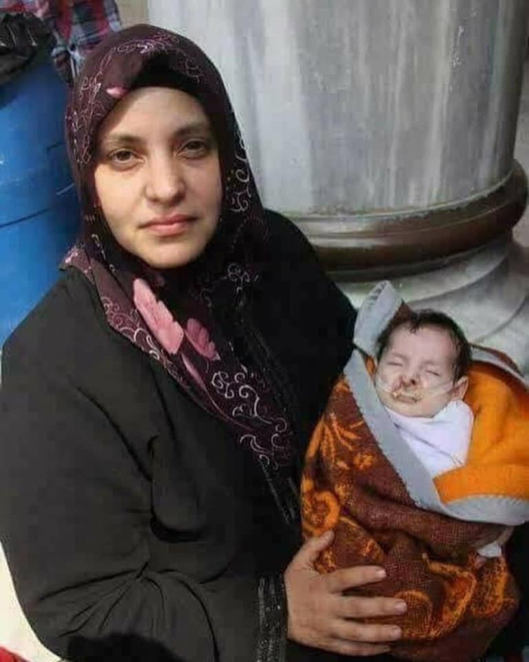 Bu kadını hatırladınız mı?
Mülteci Emani.9 aylık hamileydi 
Evinden kaçırıldı.Tecavüze uğradı, sonrasında 10aylık bebeğiyle birlikte kafaları taşla ezilerek öldürüldü. Ve bunu yapan bir Türk'tü.Evet biz yaptık.
Karnında 9 aylık bebeğiyle bir kadının öldürülmesine engel olamadık👇