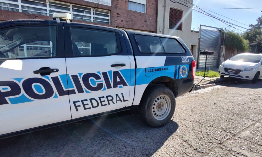 labrujula24's tweet photo. Millonario robo a tres empresas: allanan a transportadora de caudales https://t.co/telZoEfQCz #allanamiento #codecop #roboaempresas #transportadoradecaudales https://t.co/hD2gZZoMFW