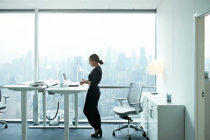 Are standing desks really better for your back? Kanebridge News dives deep into must-have ergonomic accessories to pair with your standing desk — from anti-fatigue mats to the UPLIFT Desk Enfield Single Monitor Arm. buff.ly/3k6ERUq