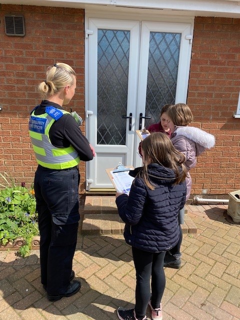 Our @LincsMiniPolice were out and about in the village to help PCSO Blachut with some crime prevention.  They left helpful leaflets when they spotted some open windows and doors.  <a href="/LincsPolice/">Lincolnshire Police</a>