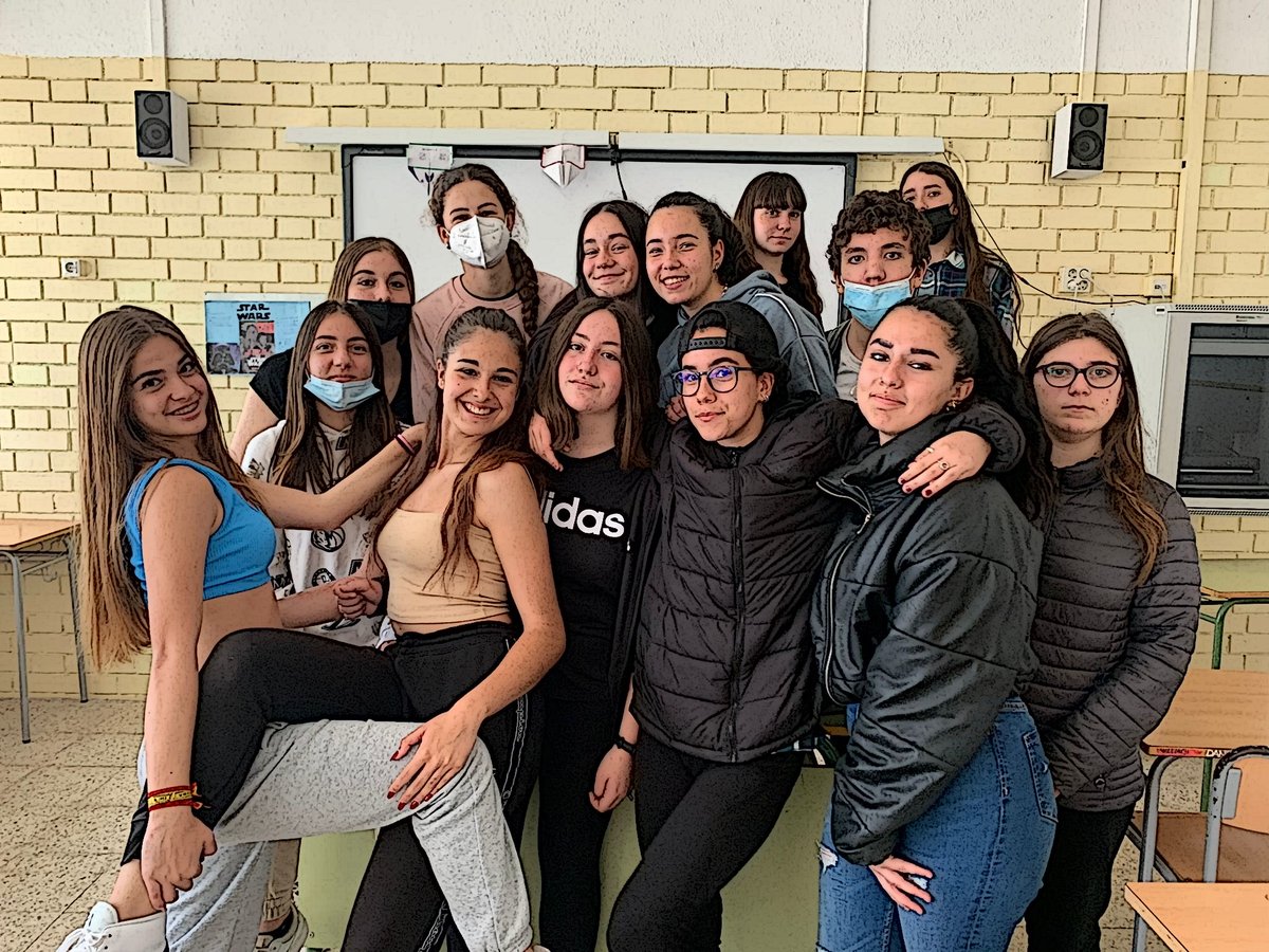 EPenedes's tweet photo. L'alumnat de l'Optativa de Teatre de 3r d'ESO presentarà, a la II Setmana del Teatre de l'@Ins_BaixPenedes, l'obra "Ni Romeu ni Julieta", de JMa Uyà. Les seves actuacions seran el dijous 19 de maig. #escenicbaixpenedes. https://t.co/P9GX9Y9xvp