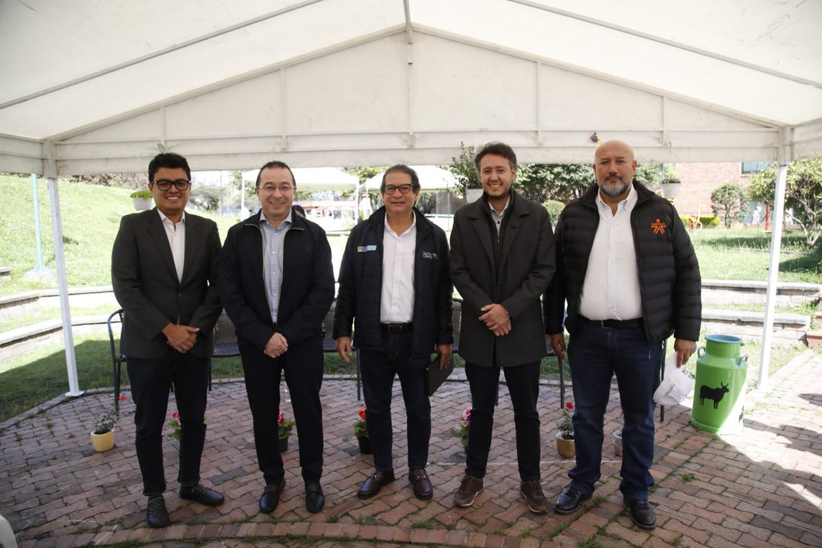SENACmarca's tweet photo. Nuestro director @jigomano, el ministro de agricultura,@ZeaNavarro ; el director general, @EstradaCarlosM; el director de empleo, @hernanfuentes, y el secretario de Planeación del depto., @dazacarlos , participan en la Feria de Emprendimiento Rural organizada por #FondoEmprender. https://t.co/UOQi1CkV6C