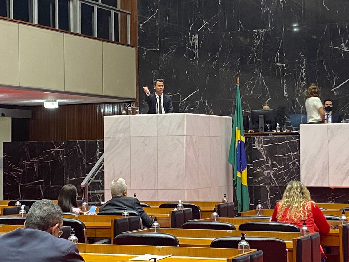 assembleiamg's tweet photo. #TempoReal #Plenário aprova redução da Taxa de Renovação de Licenciamento Anual de Veículo (#TRLAV). PL do dep. @cleitinhotmj tb altera cálculo p/ o novo valor da taxa, de forma q seja calculada pela divisão da dotação orçamentária do Detran pelo nº de veículos registrados em MG. https://t.co/mlZCXFDcPF
