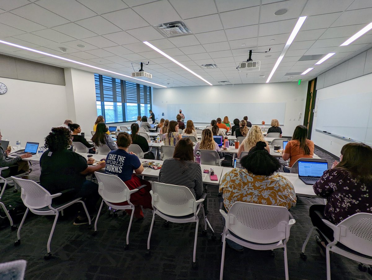 honsololam's tweet image. All hands on deck for the @UTexasMBA graduation 🎓 meeting. All of us are excited to celebrate @UTexasMcCombs class of 2022 #UTGrad #whymccombs