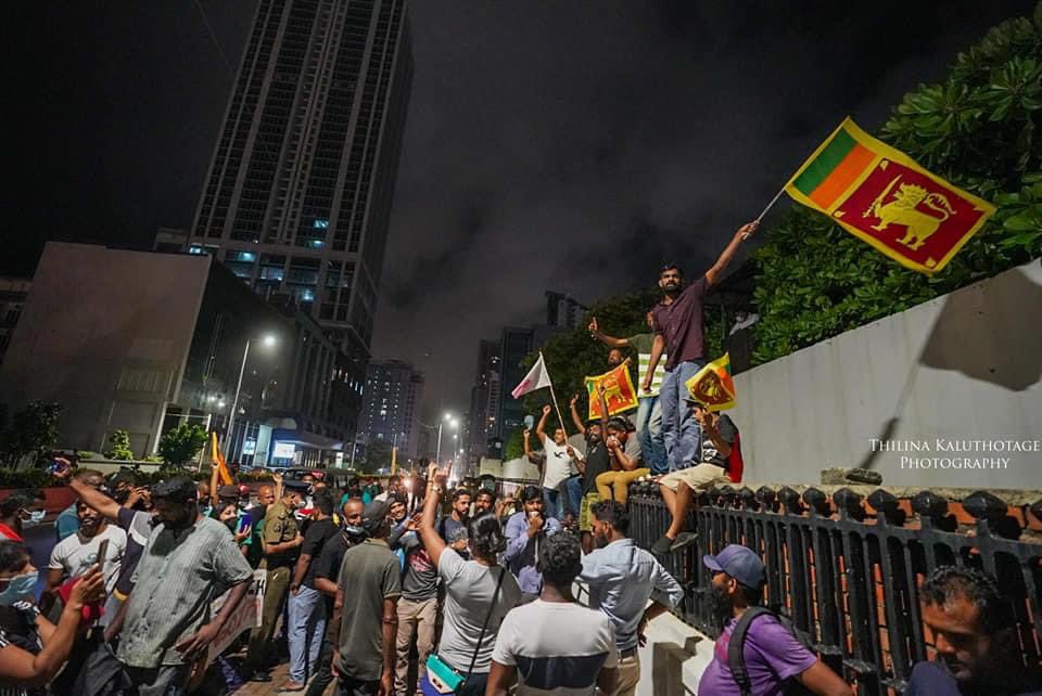 ThilinaKalu's tweet photo. Breaking ⛔ මයිනාගෝගමට ලබා දුන් අධිකරණ තීන්දුවට හිස නමමින් එම ස්ථානයේ අරගල කරමින් සිටි පිරිස එම ස්ථානයෙන් ඉවත් වී එම ස්ථානයද පිරිසිදු කර අරලියගහ මන්ධිරයෙන් පාරෙන් අනෙක් පෙදෙසට වී කඳවුරු බැඳ අඛණ්ඩව අරගලයේ නිරත වේ 🇱🇰 

#lka #SriLankaCrisis #SriLankaProtests #SriLankaEconomicCrisis https://t.co/RIKnLdIbyg