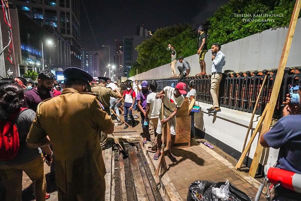 ThilinaKalu's tweet photo. Breaking ⛔ මයිනාගෝගමට ලබා දුන් අධිකරණ තීන්දුවට හිස නමමින් එම ස්ථානයේ අරගල කරමින් සිටි පිරිස එම ස්ථානයෙන් ඉවත් වී එම ස්ථානයද පිරිසිදු කර අරලියගහ මන්ධිරයෙන් පාරෙන් අනෙක් පෙදෙසට වී කඳවුරු බැඳ අඛණ්ඩව අරගලයේ නිරත වේ 🇱🇰 

#lka #SriLankaCrisis #SriLankaProtests #SriLankaEconomicCrisis https://t.co/RIKnLdIbyg
