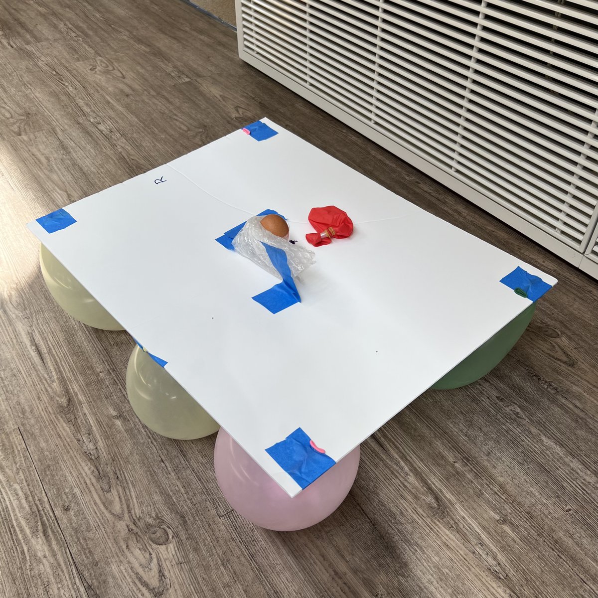 Un œuf, cinq mètres de dénivelé, deux secondes maximum, avec le son (fort pendant le test ... seulement)