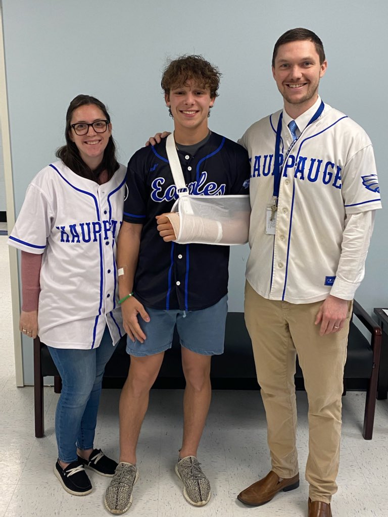 HAUPbaseball's tweet photo. Hauppauge varsity baseball players celebrating Teacher Appreciation Week! Thanks to all the teachers for your support! https://t.co/hxybX5TbEp