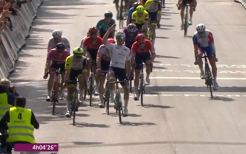 AndreaPecchia1's tweet photo. Dopo il secondo posto di ieri #JasonTesson vince allo sprint la seconda tappa della @4JDDunkerque
1️⃣ 🇫🇷 #Tesson
2️⃣ 🇧🇪 #Thijssen
3️⃣ 🇫🇷 #Boudat
#4JDD 🇫🇷 #EurosportCICLISMO #4Maggio https://t.co/tP93MGGr8f