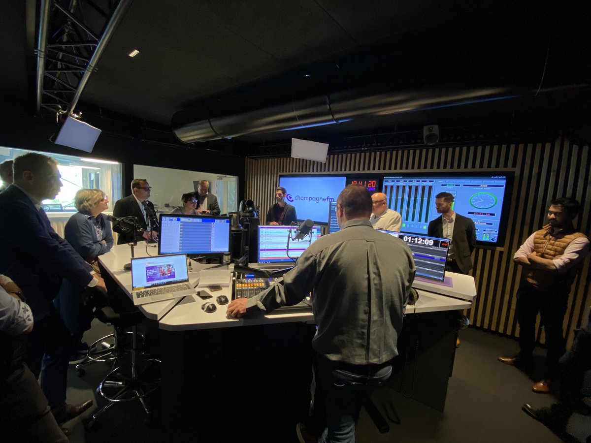 o2lachapelle's tweet photo. Le codir élargi d’⁦@enedis_car⁩ à la découverte des médias de ⁦@UnionArdennais⁩. #echanges #partage #rse ⁦@enedis⁩ 🎙⁦@champagnefm⁩ https://t.co/dPnaYQcjzo