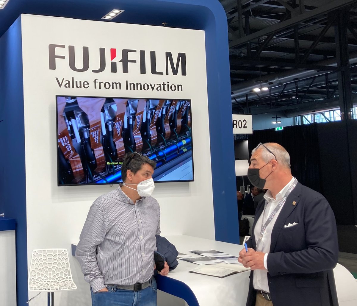 How do you start your #Fujifilm career? Giampaolo Zari is starting it <a href="/Print4All/">CyberPrint</a> this week in #Milan. Giampaolo (right) is showing our late-stage printing solution to a manufacturer of customized #packaging. 

#printingindustry #digitalprinting #inkjet #integration