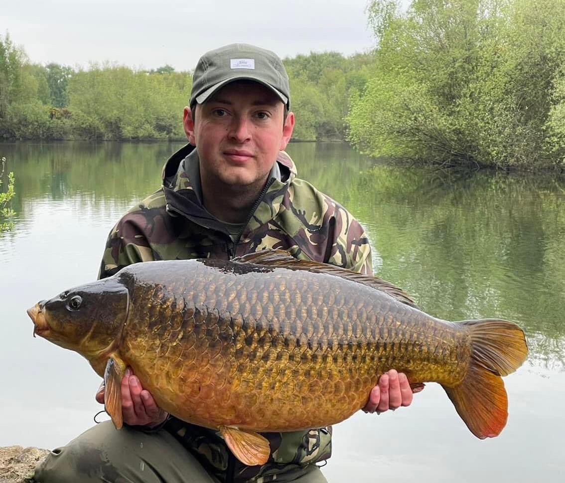RGBaitsUK's tweet photo. Ellis West helped himself to this immaculate common over the bank holiday weekend from his ‘Langholme’ syndicate. Ellis used a bed of whole and crushed ‘The Formula + Arctic Crab’ all glugged and glazed in matching liquid food and ‘Bloodworm &amp; Daphnia’ liquid extract. #RGBaits 🇬🇧 https://t.co/lgDO0zh3op