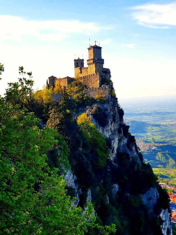 On tour! Grüße aus der ältesten Republik der Welt! <a href="/VisitSanMarino/">visitsanmarino</a> Klein, interessant, mega schön! 😍#Reisen #Travel