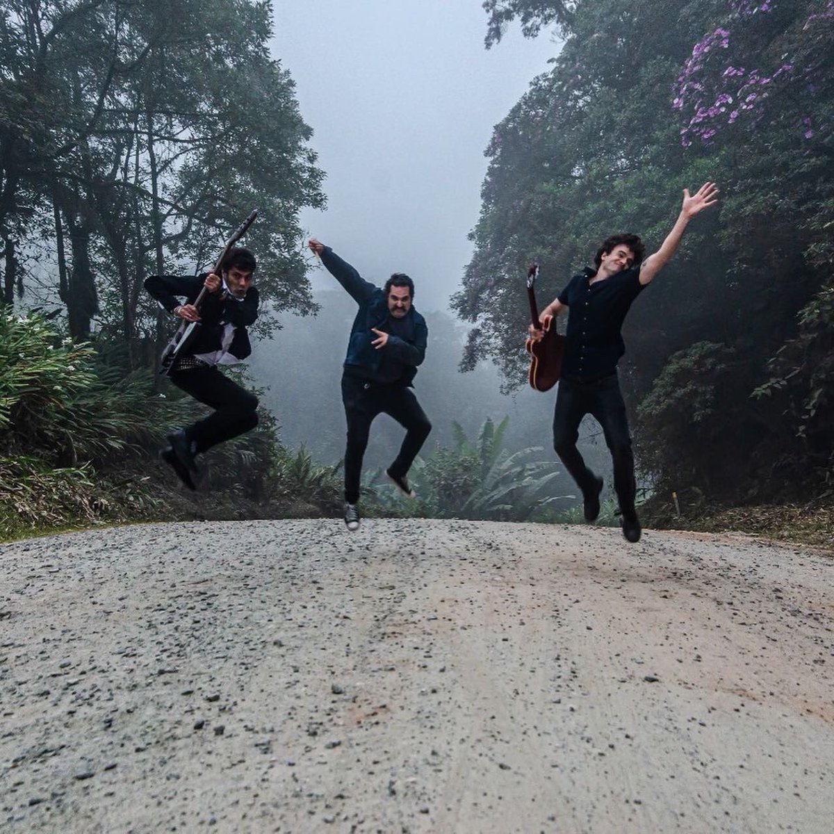 osroucos's tweet photo. Foto original que deu origem a capa da música rock-ska-surf “Pista de Dança”, que lançamos exatamente duas semana atras! Alguém tem palpite de onde fica essa estrada? 

Foto original e capa da @caru_leao 

#osroucos #capadedisco #novamusica #rockalternativo #ska #indiebr https://t.co/C6QhewCJpj