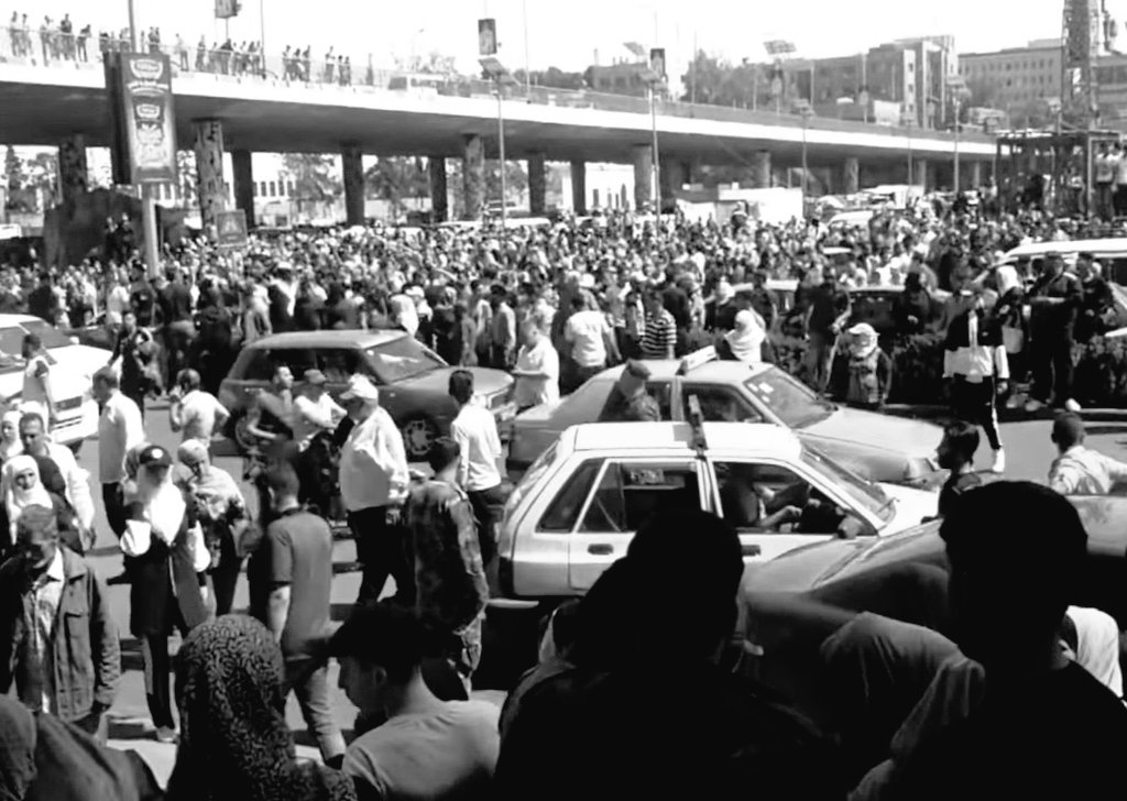 عم فكر بعد ما تخلص العجقة والدوشة من وين نبلش نحكيلن عن كمية التخاذل يلي صارت ولاعن تجار الحرب ولا عن البيوت يلي تهدمت والعائلات يلي تهجرت ولاعن التشبيح يلي بالشمال السوري كمية القهر يلي لح يعيشوا بظن اصعب من الحياة يلي طلعو منا
#لله_المشتكى
#سجن_صيدنايا