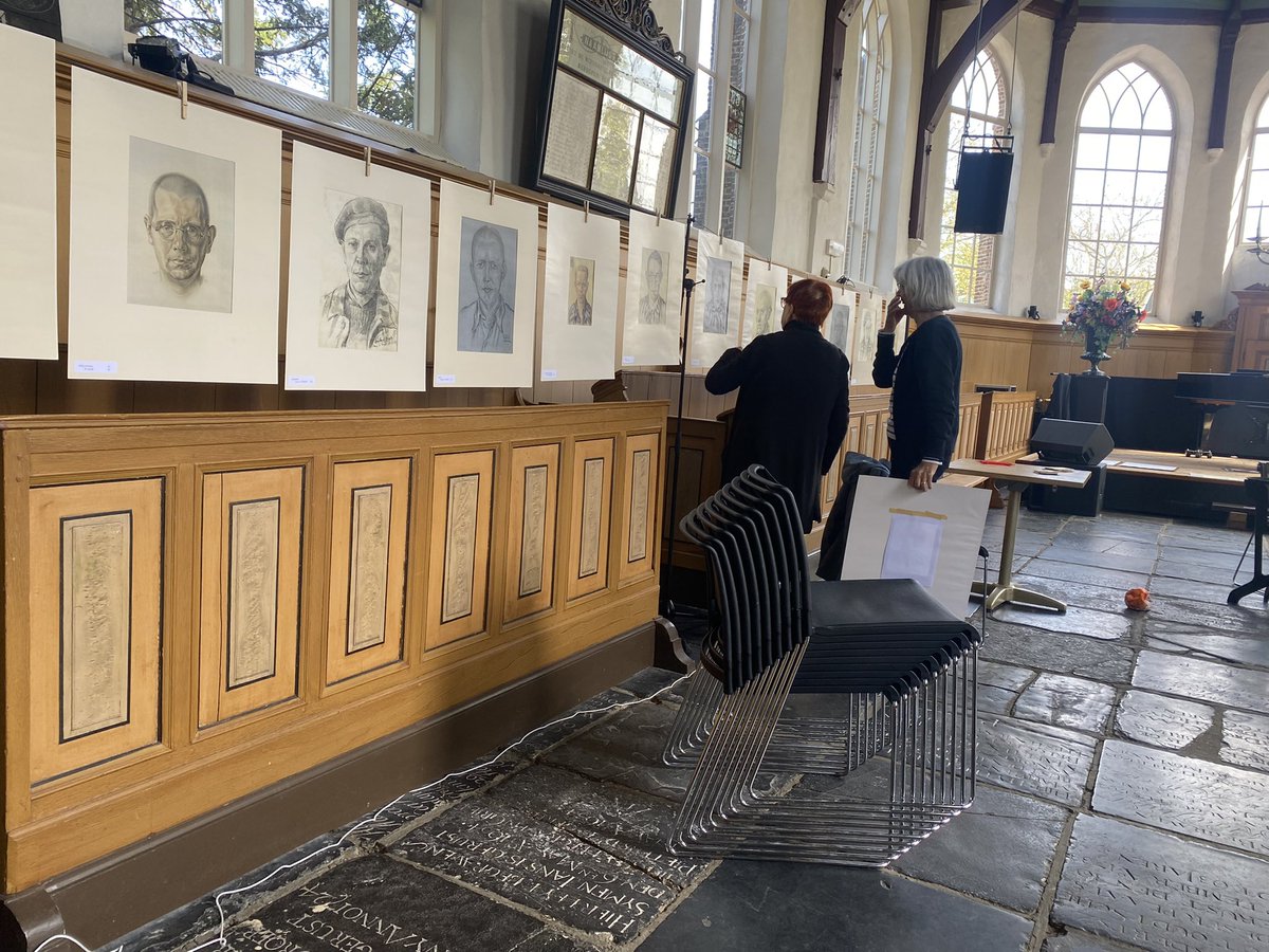gerdablom's tweet photo. Vanavond voor de deur van de kerk dodenherdenking bij het oorlogsgraf van James Maton. Op dit moment in de kerk een expositie over kamp Vught . In aanwezigheid van Nelleke Hellingman wiens grootvader daar omkwam. Zij vertelt de verhalen van toen. #Twisk @Theaterhemels https://t.co/ghsg3tRXk1