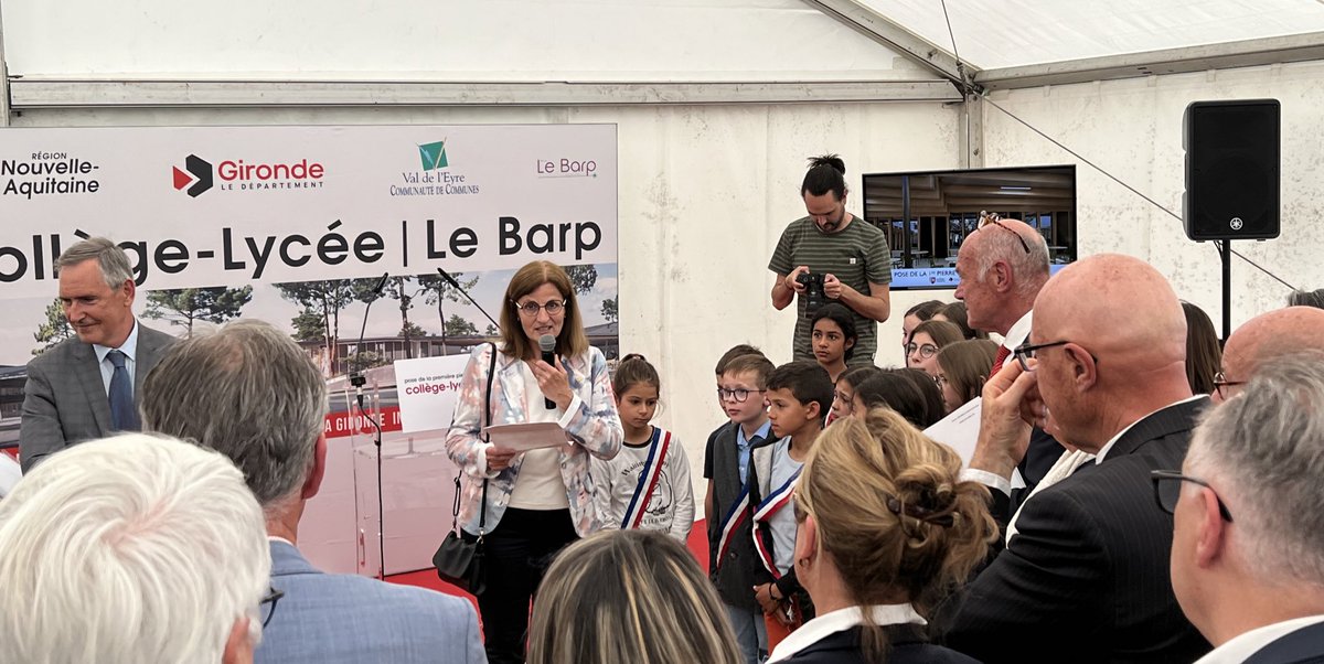🏗 Pierre « planche » posée sur le site du futur collège-lycée du Barp, en Gironde. Un moment symbolique pour ce territoire du Val de l’Eyre en pleine expansion, qui voit les futurs élèves, aujourd’hui conseillers municipaux jeunes, entourer le Maire Blandine Sarrazin.
