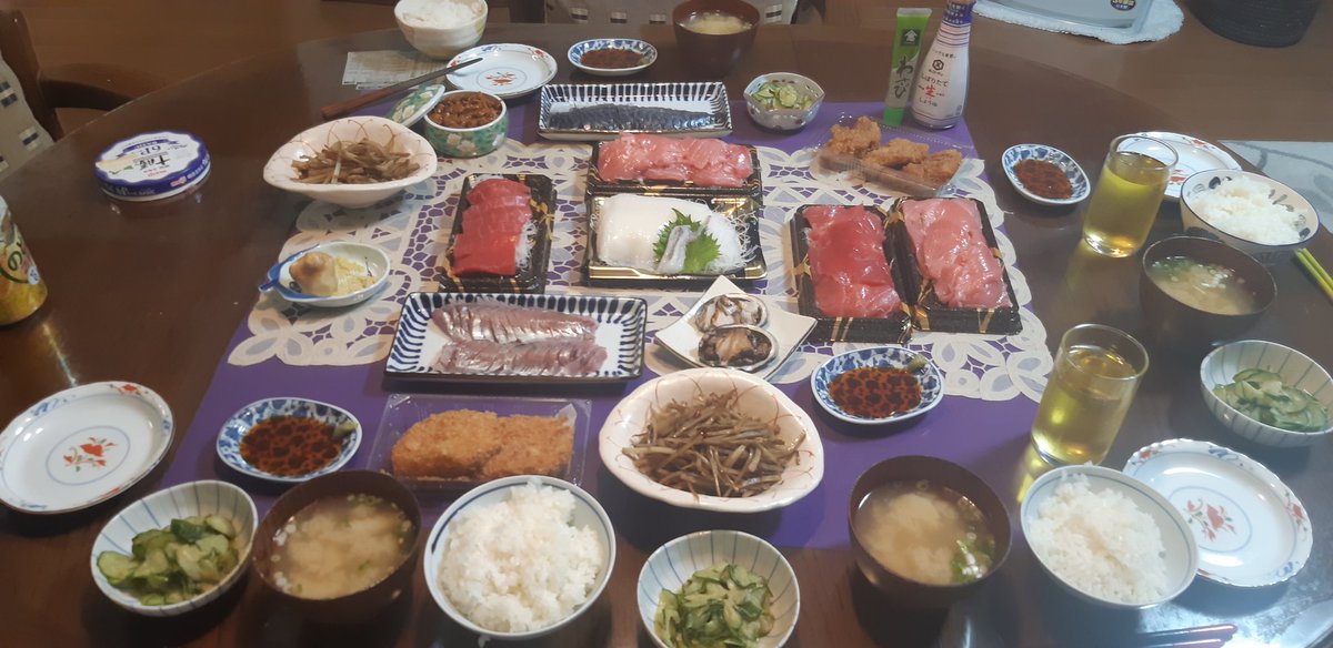 今夜の夕飯🍴義母のリビングで昼間、諏訪市の角上魚類で購入したお刺身🐟deパーティー🍻まぐろの赤身&中とろ&あじのお刺身&しめさば&いかのお刺身&あわびの