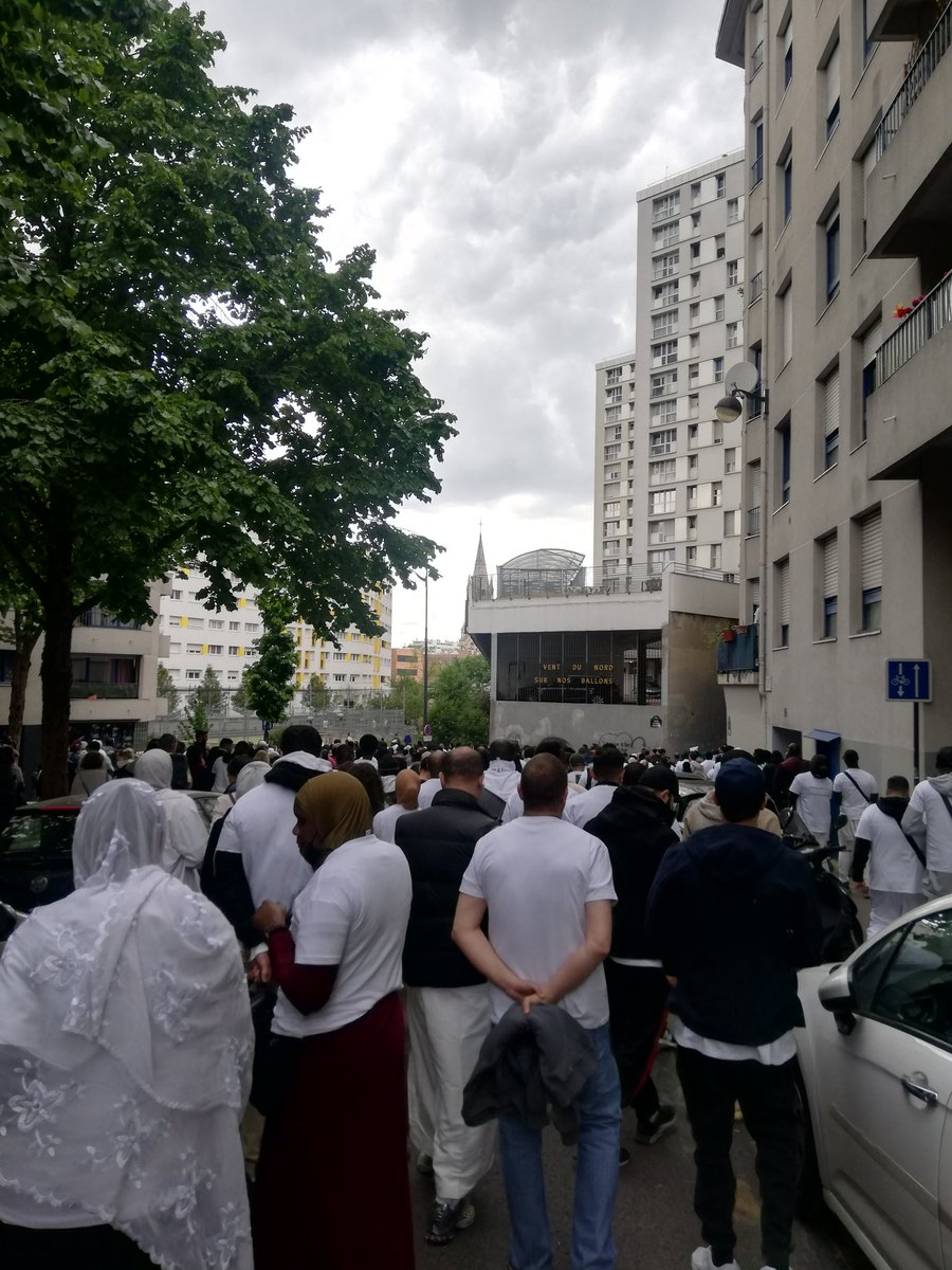 SolidairesEtu's tweet photo. En mémoire de Boubacar et Fadigui, et en soutien à leur famille, restons uni.e.s face à l'horreur des crimes policiers.

Contre les crimes d'État et le racisme d'État, solidaires avec les familles des victimes du #PontNeuf ! ✊✊🏼✊🏿 https://t.co/ullkPeLvw0