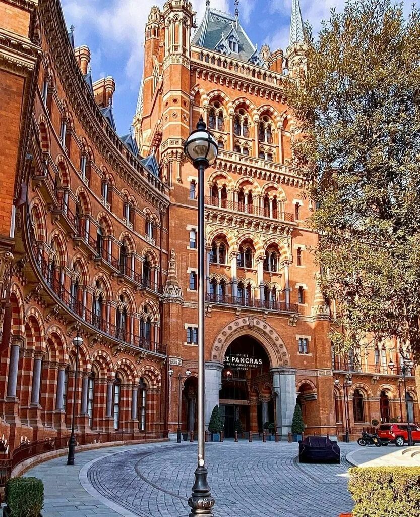 La façade (de style néogothique) du St Pancras Renaissance Hotel à Londres est juste magnifique 😍 C'est dans la gare adjacente que l'Eurostar arrive à Londres. Vous l'avez déjà pris ?

#eurostar #londoncalling #voyage #angleterre #sejourlinguistique … instagr.am/p/CdI-mcmskve/
