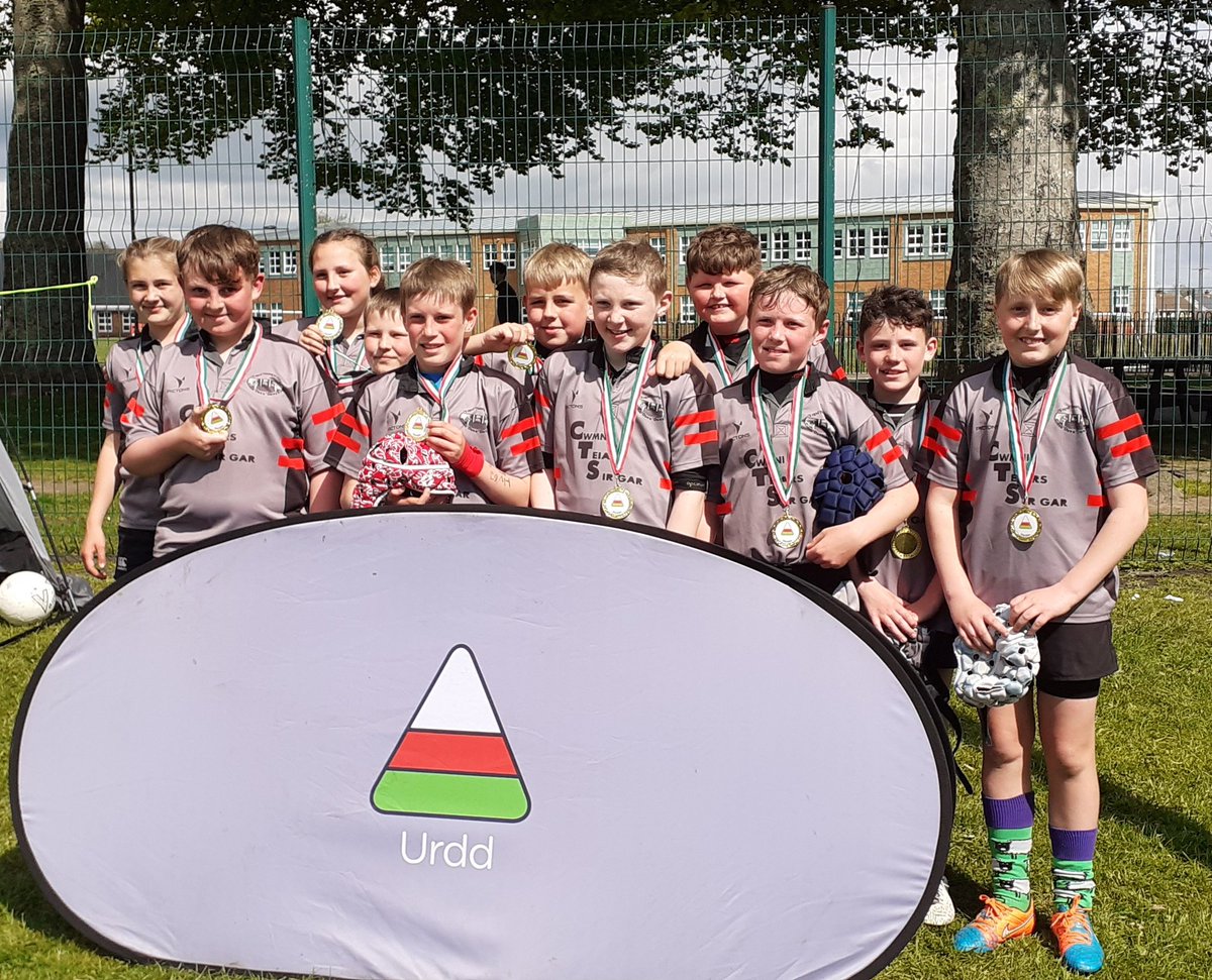 Chwaraeon's tweet photo. Cystadleuaeth Rygbi Cymysg Myrddin: 

🥇 - Ysgol Nantgaredig
🥈 - Ysgol Brynaman

LLONGYFARCHIADAU  enfawr ir ddau dîm.👍👏

@YsgolNant @YsgolBrynaman @chwaraeonyrurdd https://t.co/0kgKr94rbH