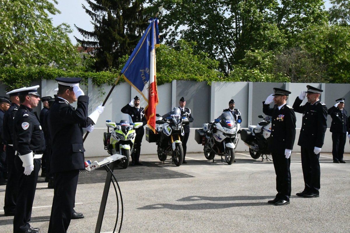 PoliceNat69's tweet photo. Aujourd'hui, le commissaire de police Christophe LAULAN a été installé dans ses fonctions de chef de la Circonscription de Sécurité Publique de Villefranche-Sur-Saône par le contrôleur général Nelson BOUARD, DDSP du Rhône, en présence des autorités locales. https://t.co/3q4vL8lq1s