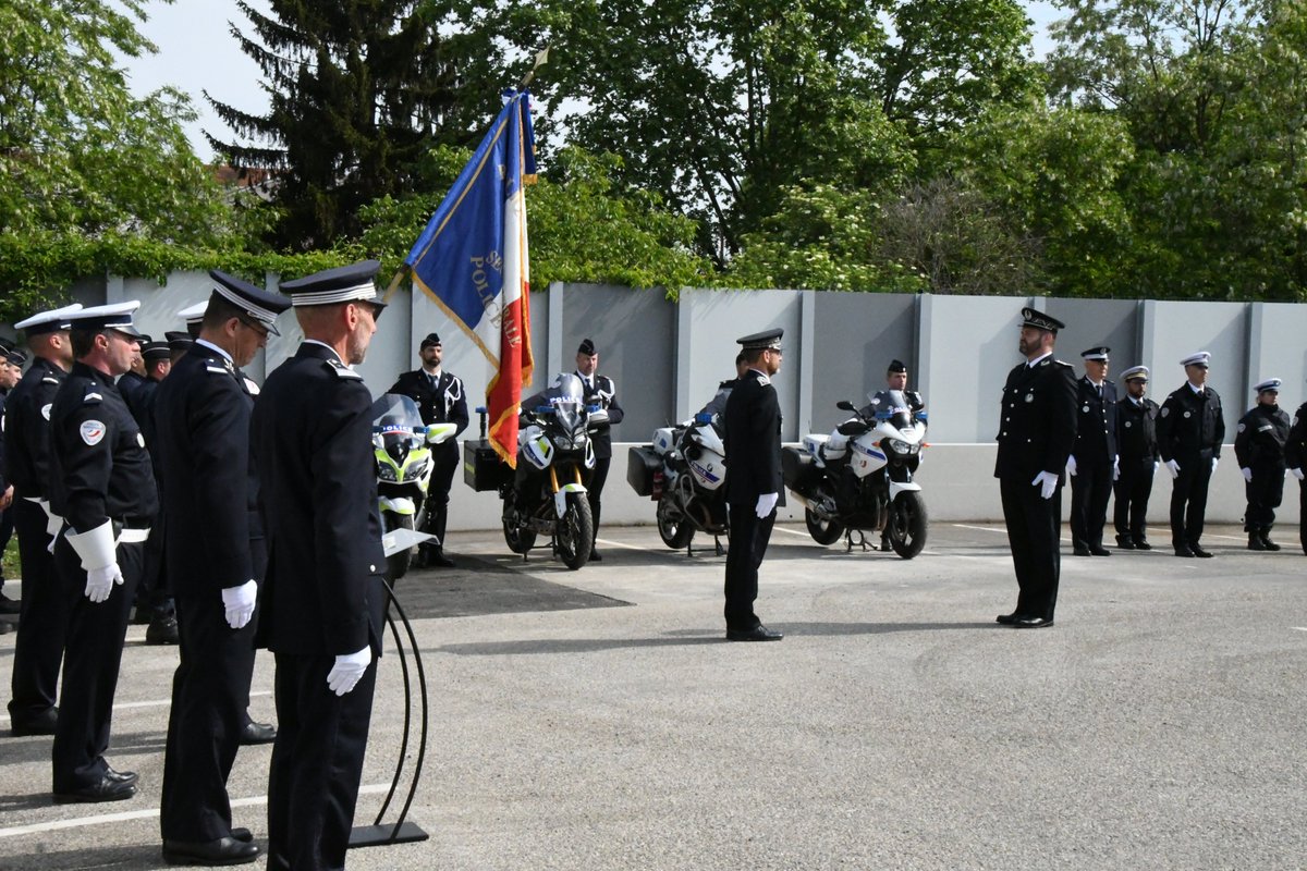 PoliceNat69's tweet photo. Aujourd'hui, le commissaire de police Christophe LAULAN a été installé dans ses fonctions de chef de la Circonscription de Sécurité Publique de Villefranche-Sur-Saône par le contrôleur général Nelson BOUARD, DDSP du Rhône, en présence des autorités locales. https://t.co/3q4vL8lq1s