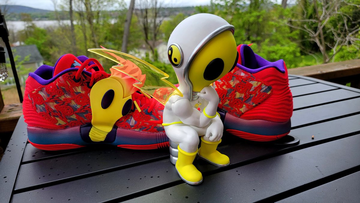 LightCultCrypto's tweet photo. @allnick you’d be hard pressed to find a bigger physical painting and toy artist than @ronenglishart !! he’s got a toy coming out with @Nike and @KDTrey5 with our NFT collection mascot ! Let us know if you would like him to stop by the show 💡 https://t.co/TvqDJxLnLr