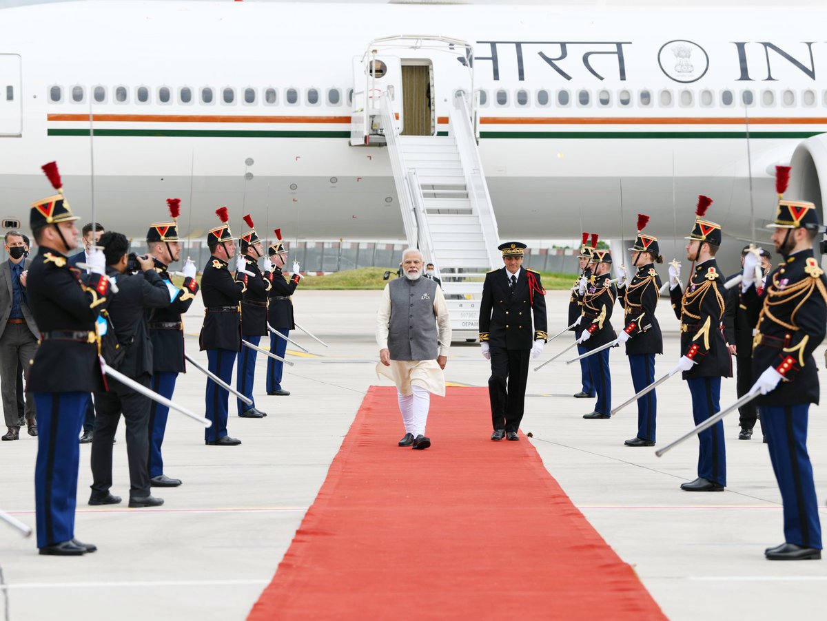 Je viens d'atterrir à Paris. La France est l'un des principaux partenaires de l'Inde, avec une coopération entre nos nations dans des domaines divers.