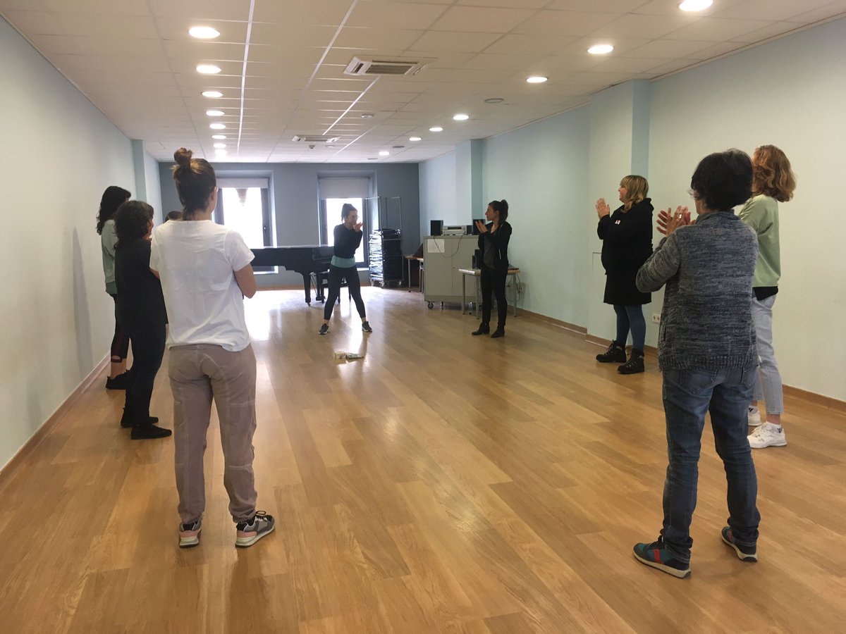 Dissabte passat ens ho vam passar molt bé a la primera classe del curs de #percussiócorporal que imparteix la <a href="/neus_planaturu/">Neus Plana Turu</a> a l'#AteneuBanyoles 🕺🎶

Demà hi tornem! Us esperem a les 10 del matí 😀👏ateneu.banyoles.cat/activitat/tall…

<a href="/culturabanyoles/">Cultura Banyoles</a> <a href="/AjBanyoles/">Ajuntament Banyoles</a>