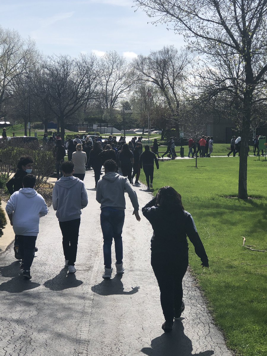 PrairiePE's tweet photo. #MayThe4thBeWithYou  turned out to be a great ☀️ day for @dist126_pjh students to participate in #ProjectACES 🏃🏽‍♀️🏃🏻‍♂️🏃🏻💨 day! @theYFCinc #PEweek https://t.co/qKJuy8MX91