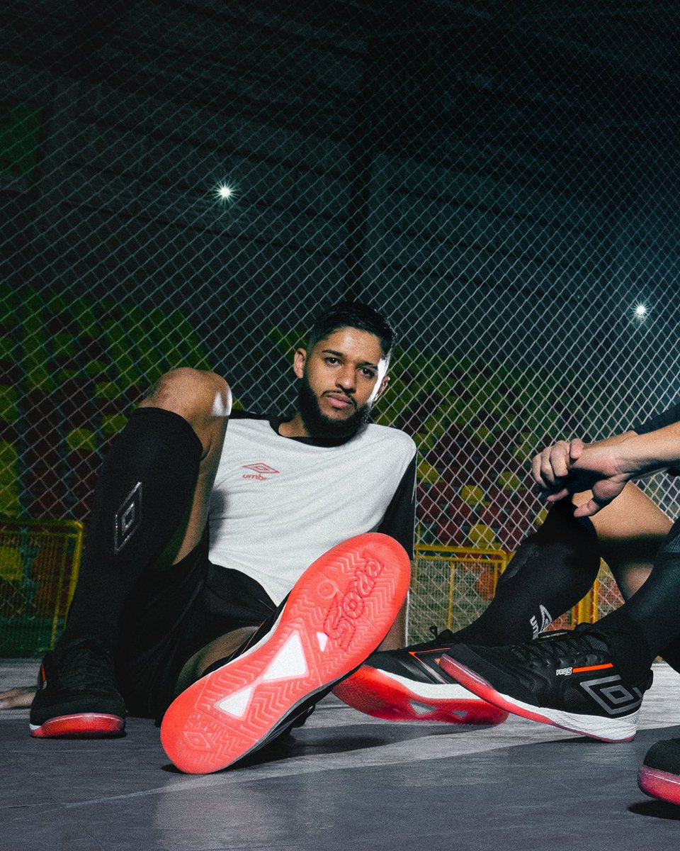 UmbroBrasil's tweet photo. E aí, você tem o que é preciso para fazer parte desta lenda?

#ALendaRetorna #Umbro #Pro5 #TecnologiaBump #ThisIsOurGame #Futsal https://t.co/qWKyt0Dcr6