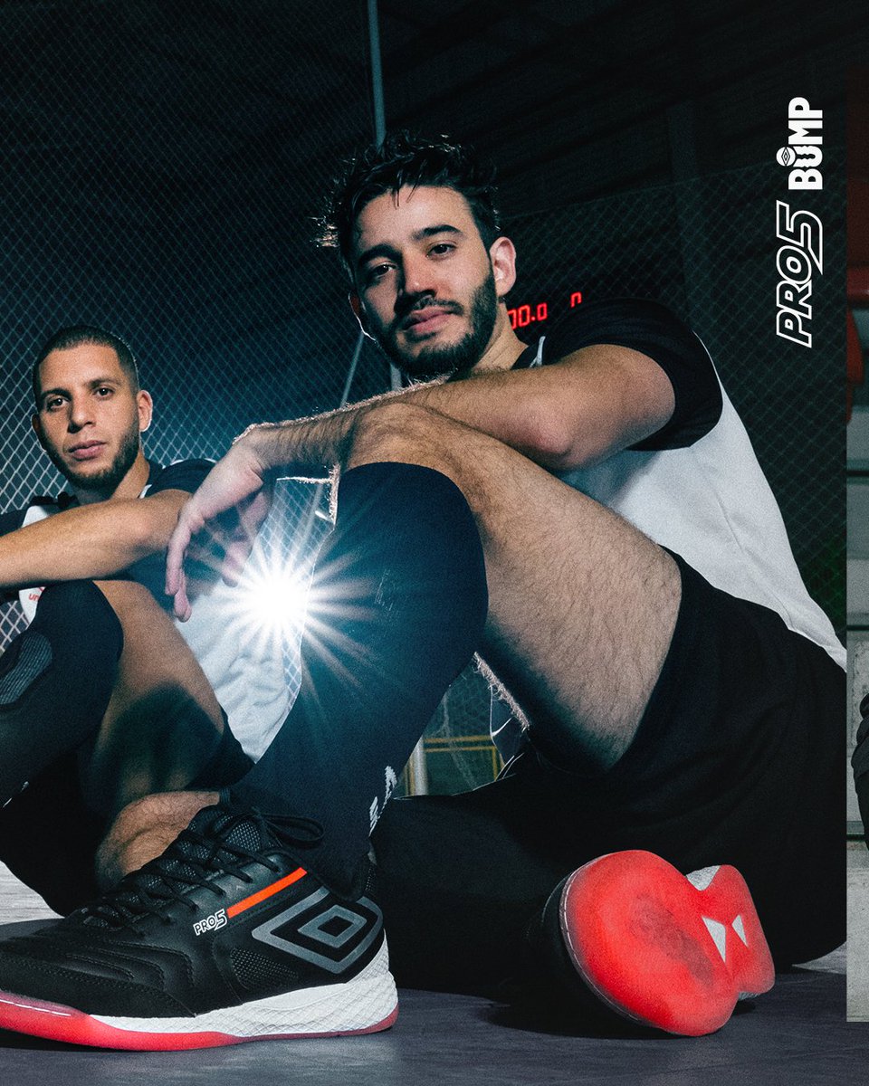 UmbroBrasil's tweet photo. E aí, você tem o que é preciso para fazer parte desta lenda?

#ALendaRetorna #Umbro #Pro5 #TecnologiaBump #ThisIsOurGame #Futsal https://t.co/qWKyt0Dcr6