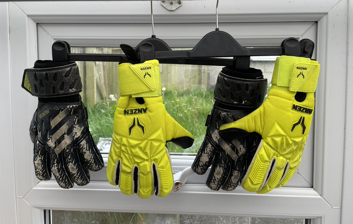 Mckenzie_46_'s tweet photo. All clean after a awesome shift with @euphoricstate02 @reds_hub 🤜🏻🤛🏻Monday. Ready for @SouthWalesGK1 Friday and a festival Sunday with Camford up Ammanford 🧤⚽️ #TrainingGloves #GameGloves @AnzenGk 😍🔥👌🏻 #EatSleepSaveRepeat 😂 https://t.co/XQrDSRI765