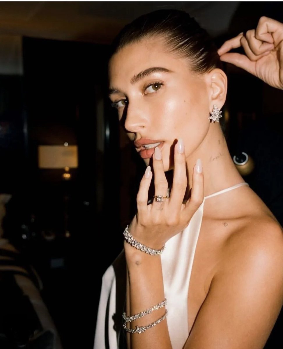 BB_badas's tweet photo. #HaileyBieber wearing Tiffany &amp; Co 🖤 #MetGala https://t.co/iGsn9K4X75