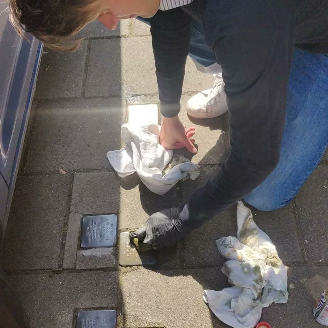 operatiemanna's tweet photo. #ikpoetsmee Met dank aan de studentenvereniging Taste hebben we vanmiddag in redelijk korte tijd iets minder dan de helft van alle stenen langs kunnen gaan en de stenen gepoetst. Het was mooi om te constateren dat een deel al door de buurtbewoners onder handen was genomen. https://t.co/eJd2uSZJBy