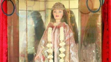 เธรดนี้จะมาเล่าข้อมูลทฤษฎีเรื่องหลอนเกี่ยวกับ “บาร์บี้” รู้มั้ยว่าตุ๊กตาบาร์บี้มีรุ่นนึงที่เชื่อกันว่าต้องคำสาป แถมบาร์บี้ยังมีน้องสาวปริศนาที่หายตัวไป และมีอยู่ที่นึงที่คนเคารพสักการะบาร์บี้ว่าศักดิ์สิทธิ์ถึงขนาดตั้งศาลเจ้าบาร์บี้ไว้ด้วย (ต่อในเมนชั่น)