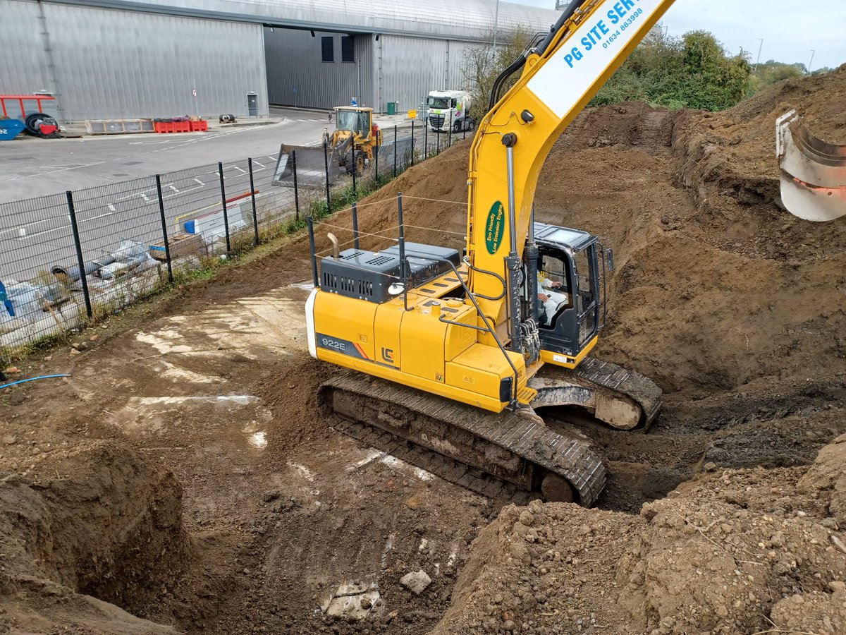 HorizonRem's tweet photo. 💼  @suezUK Recycling Centre
 📍 Shepperton, #Middlesex
 👷 Main Supervisors Barry Millburn &amp; Rob Redford

Deconstruction &amp; rebuild of #asbestos contaminated bund
✅ 3400m³ of material moved
✅ Contamination removed and treated
✅ Site back to natural habitat in 6 months https://t.co/refiTFUssY