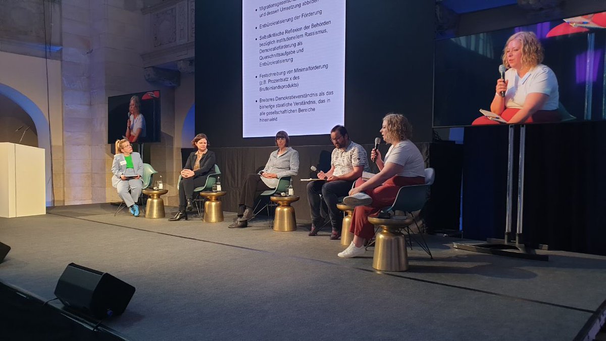 Ich darf für den Workshop 4 in den Fishbowl mit Sts Margit Gottstein (@BMFSFJ) und <a href="/Juliane_Seifert/">Juliane Seifert</a> (<a href="/BMI_Bund/">Bundesministerium des Innern</a>) Ergebnisse sind: verbindliche Beteiligung von Zivilgesellschaft, Entbürokratisierung und die Einbindung der Migrationsgesellschaft bei der Entwicklung des Gesetzes