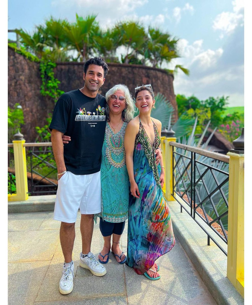 FilmyFocus's tweet photo. Such a Cute &amp; Happy Family!!  ❤️😍

#Mehreenpirzada #ActressMehreenPirzada #Mehreen #F3Movie #GurfatehPirzada #ParamjitKaur @Mehreenpirzada #Tollywood #FilmyFocus https://t.co/8y7ezT0TiS