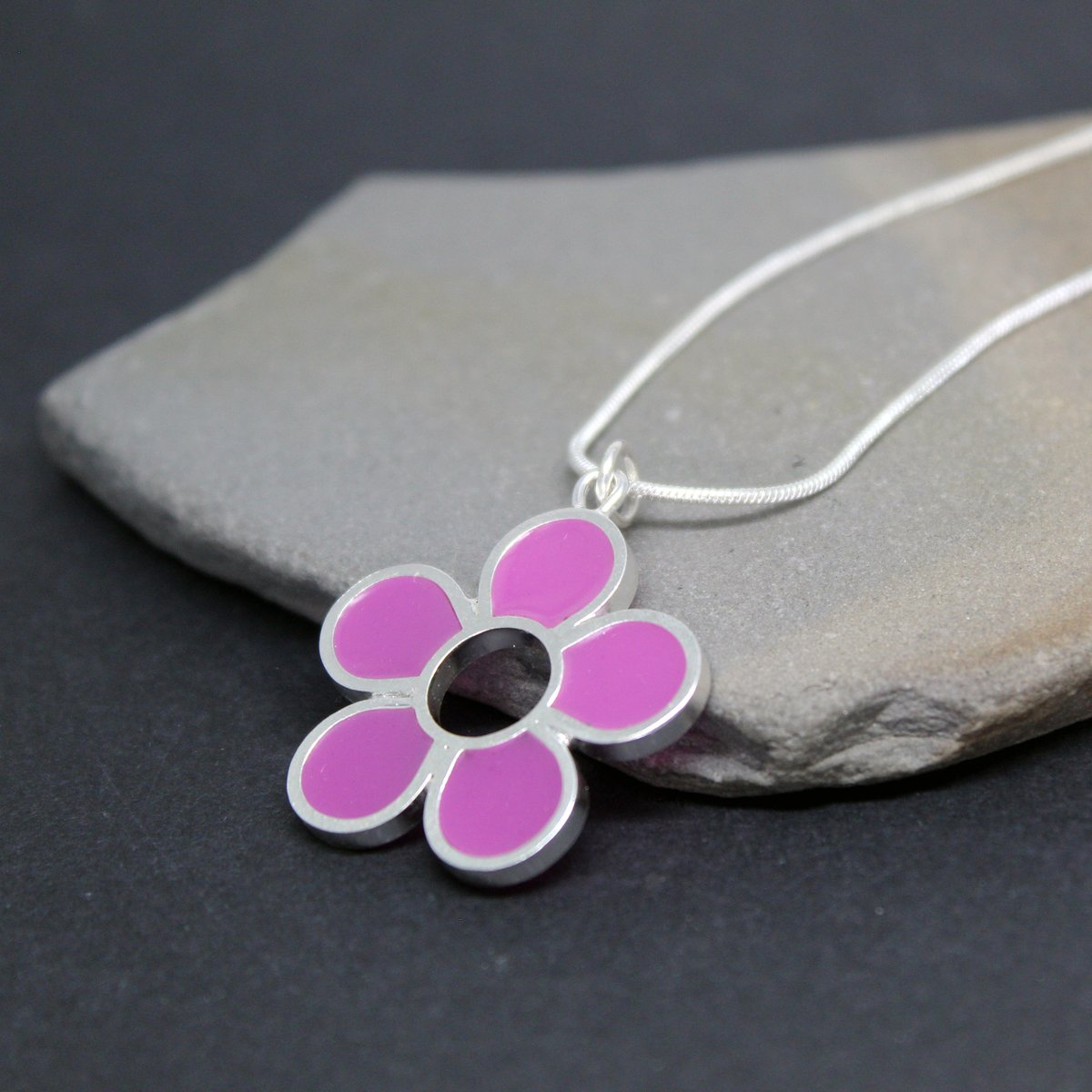 Plataica's tweet photo. 📣 NUEVA PIEZA ‼
Listo para enviar, #Flor 🌼 #lila colgante de #plata925
https://t.co/mIJWJrNABc
#Colors #silverjewelry #handmadejewelry #FreeShipping #standwithsmall #silverearrings #enviogratis #hechoamano #etsy #etsyshop #earrings #silverearrings #handmade #silverflower https://t.co/wzEJ8ynraA