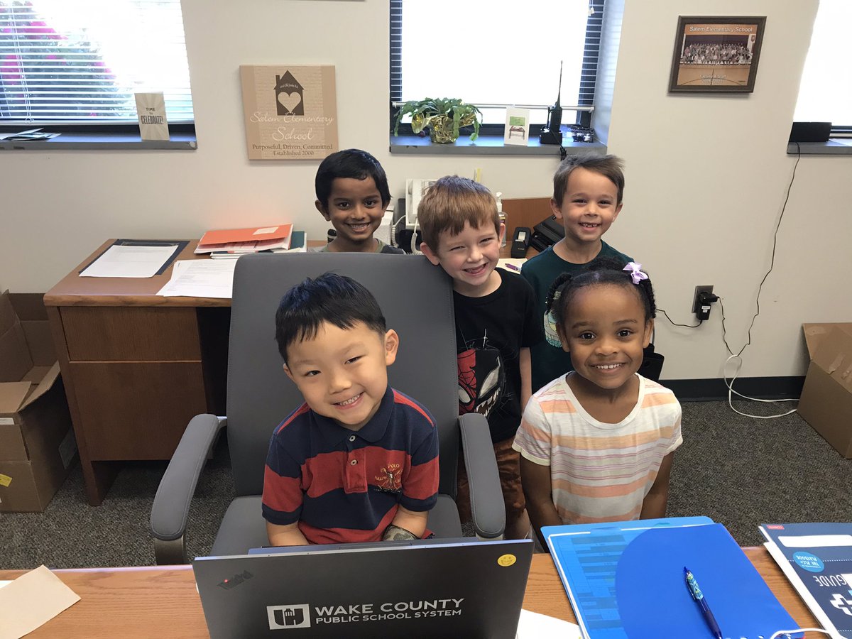 The next generation of principals from @miss_oatesk2 took over for me this morning when they came up to lead the pledge for <a href="/SalemElementary/">Salem Elementary</a>. They had the pledge down!