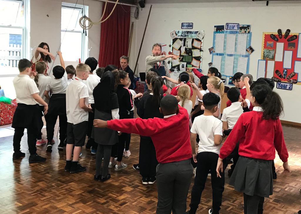 GarsingtonOpera's tweet photo. Last week, we began our 2022 #OperaFirst schools' workshops! 

In this #workshop at Hannah Ball School, High Wycombe, the group were learning all about Così fan tutte and composing their own music with Robert Gildon, Tim Lole and Charmian Bedford.

👉 https://t.co/Am0Btz4x9W https://t.co/3aZsjzCbxY