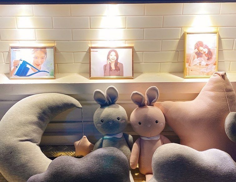 YoongHaNa's tweet photo. [PHOTOS] 220503 Sooyoung's Food Support fr Everjoy @ Tell Me Your Wish Filming

👉👉https://t.co/6DzZBdsuqF

Source: bohemian_cafe85 

@GirlsGeneration #snsd #girlsgeneration #sooyoung #tellmeyourwish #kdrama #everjoy #foodsupport #소녀시대 #少女時代 #최수영 #수영 #スヨン #秀英 https://t.co/koZppLX1iK