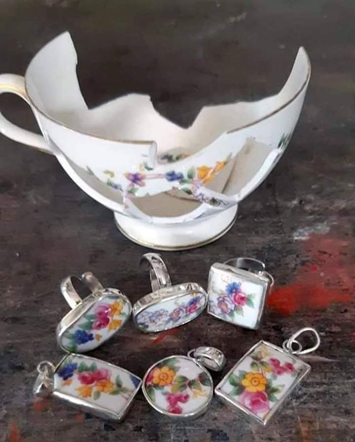 يظنون أن كسرهم لنا سيهلكنا💔
ولكننا نصنع من كسرنا ما لا يتوقعون .🦋💕