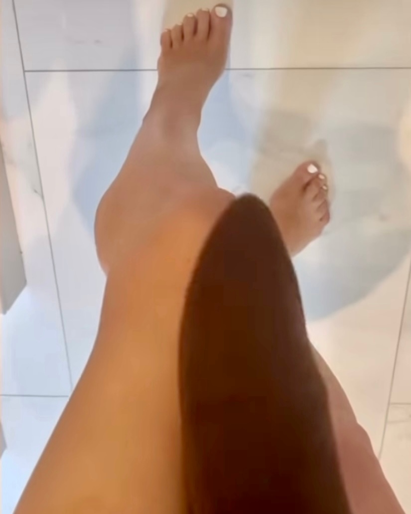 cloud10beauty's tweet photo. We can't promise you her legs, but we can promise you her glow π Swipe right to get the @pipsy_pie glow β‘οΈ
Bag yo'self 25% OFF all @vitaliberata products too with our exclusive launch offer πΈ
Shop here: https://t.co/PaieCjT3M4
#CLOUD10BEAUTY
#vitaliberata #tan #bodyblur https://t.co/B6envmLtj9